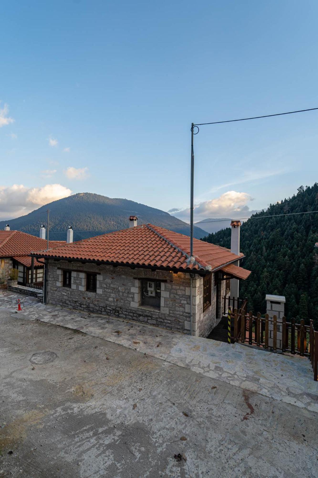 Villa Korfes-Κορφές Τριώροφη Βίλα Για Οικογένειες Και Παρέες Karpenisi Buitenkant foto