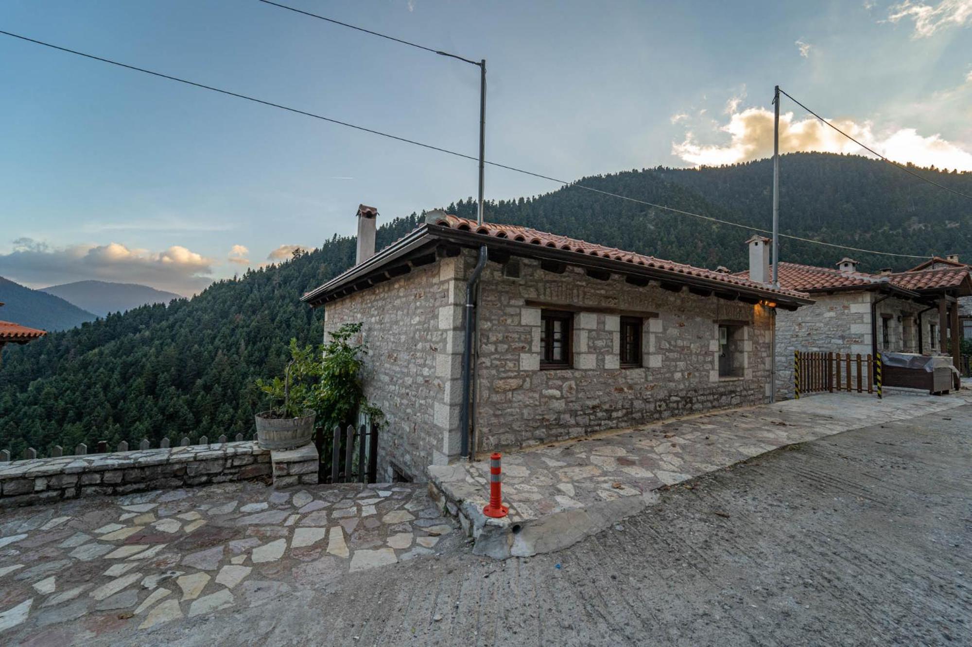Villa Korfes-Κορφές Τριώροφη Βίλα Για Οικογένειες Και Παρέες Karpenisi Buitenkant foto